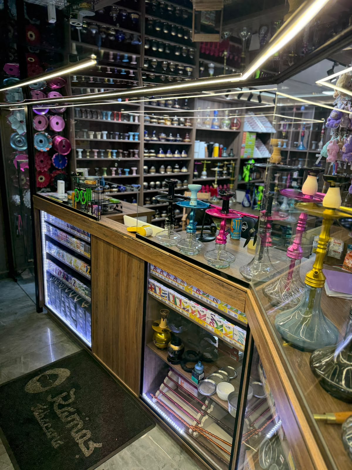 Vitrine com narguilés, rosh e acessórios