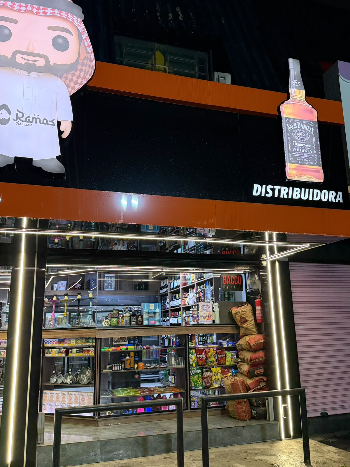 Fachada da distribuidora com vitrine iluminada