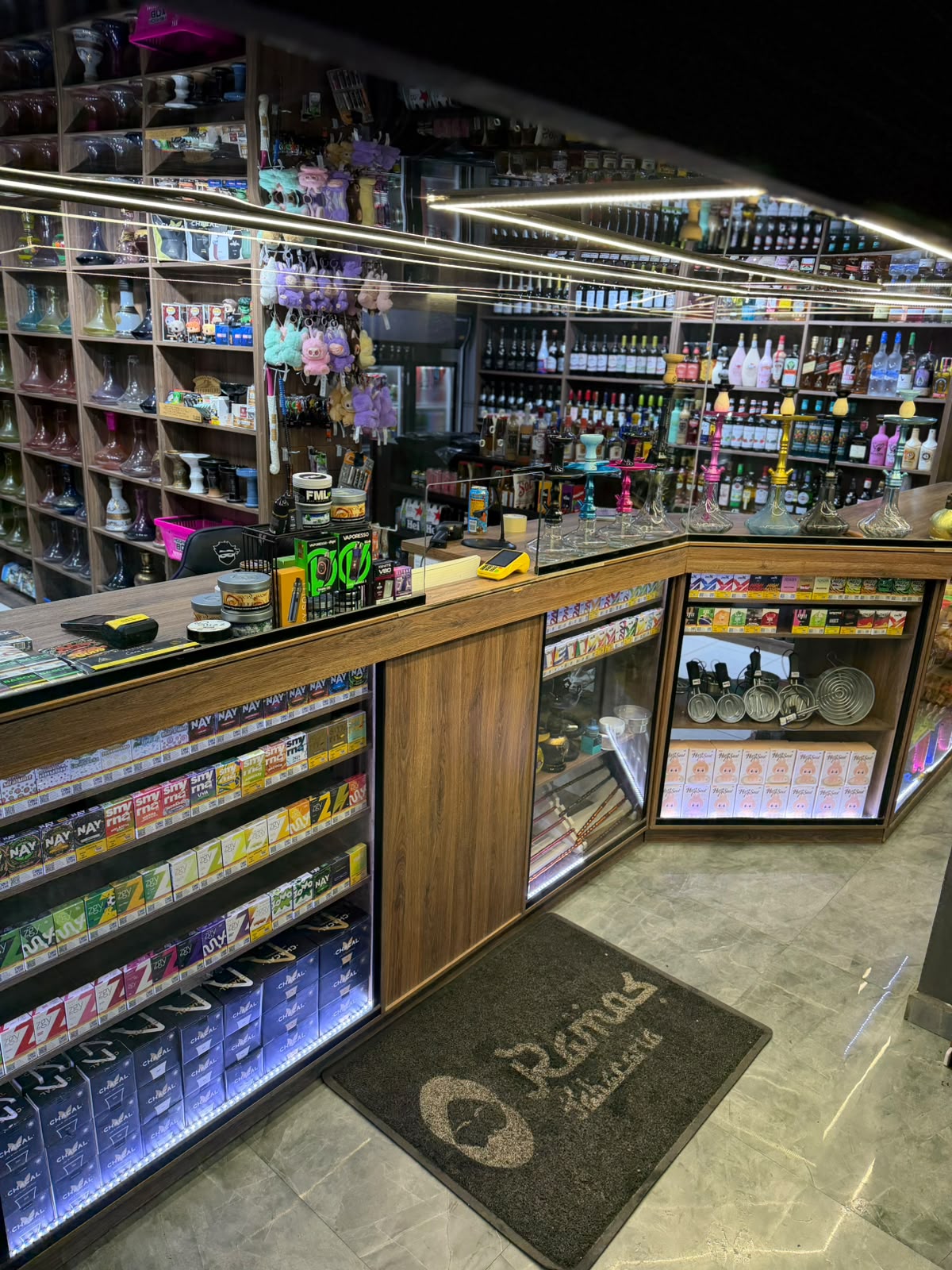 Interior da loja com bebidas, cigarros e acessórios